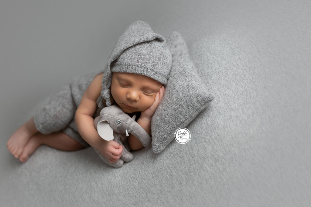 Foto de recién nacido en estudio en color gris