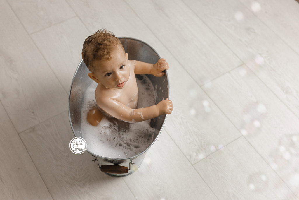 Pompas de jabón en el baño del bebé