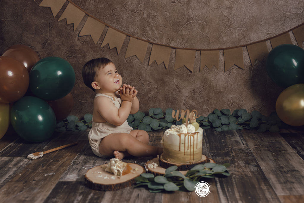 Bebé sonriendo - Divertidas Fotos de Cumpleaños Smash Cake en Sevilla