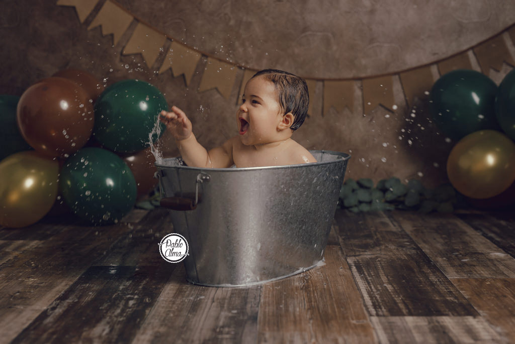 Foto de cumpleaños de Bebé chapoteando - Baño de espuma