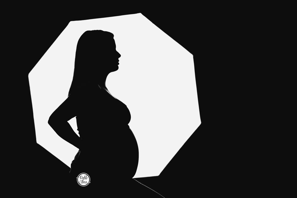 Sesión de Fotos de Embarazo en Exterior al Atardecer
