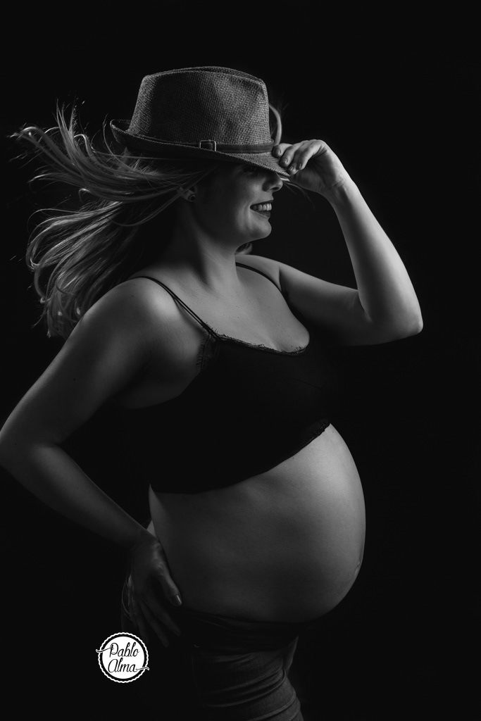Sesión de Fotos de Embarazo en Exterior al Atardecer