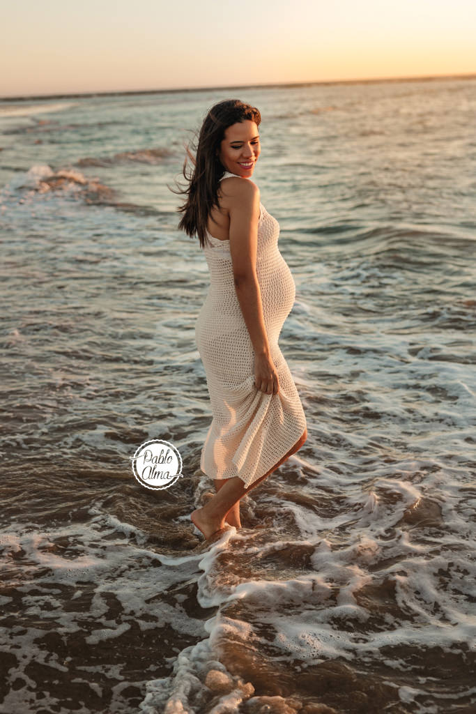 Foto de Embarazo al atardecer en la playa de Rota
