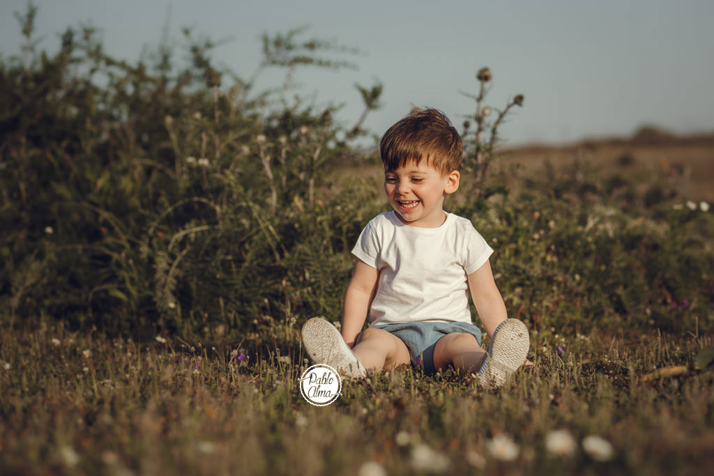 Foto de niño sonriendo en el campo