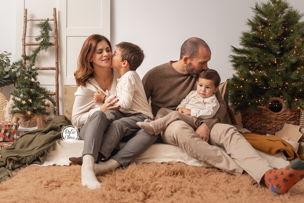 fotos_de_navidad_con_pablo_alma_sevilla-032 Foto Familiar en Estudio Profesional - Pablo Alma Fotógrafo Sevilla