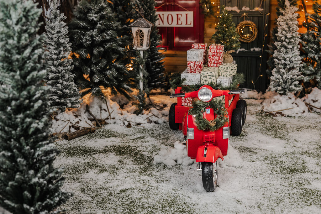 Ilustración Inspiración Decorado: Moto roja con regalos de Navidad