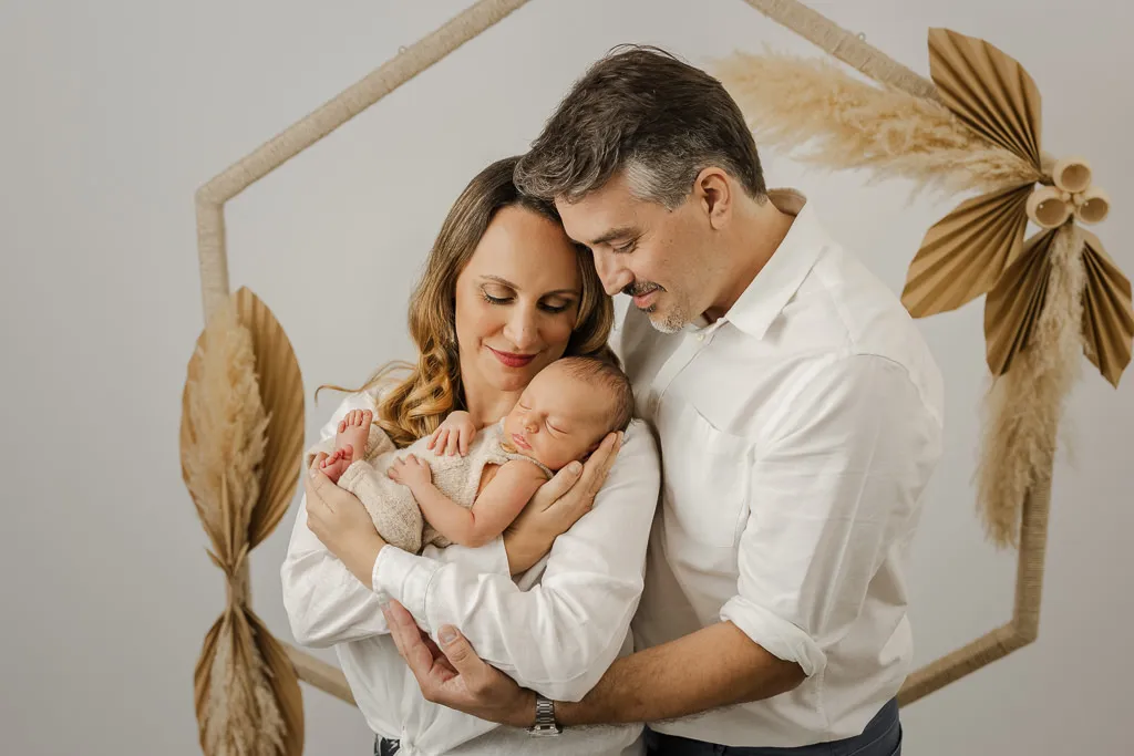 Fotos Newborn con Papas - estudio sesion de fotos papa mama y bebe